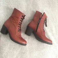 بوت|کیف، کفش، کمربند|رشت, فلسطین|دیوار