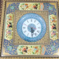یک عدد ساعت دیواری مینا کاری شده با طرح سبک قدیم