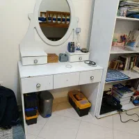 میز آینه و کتابخانه