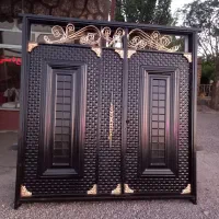 درب و پنجره و در باغ و در حیاط