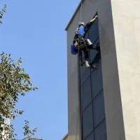 پیچ رولپلاک و شستشوی نما.کار در ارتفاع با طناب