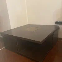 میز چوبی جلوی مبل با عسلی