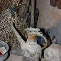 تعدادی اشیاء تزئینی و مجسمه خیلی قدیمی