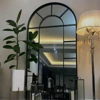 آیینه قدی ایستاده کنارسالنی فورتیک و مشکی پنجره ای|آینه|آفتاب, |دیوار