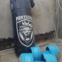 یک عدد کیسه بوکس با دو عدد دمبل