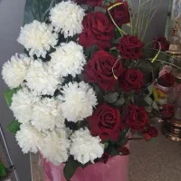 باکس گل مصنوعی سفید قرمز