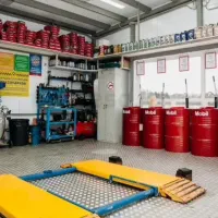 کارگر تعویض روغنی