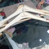 پیشخوان و تعدادی رگال لباس و جوراب