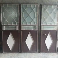 درب‌حیاط ماشین رو  آهن  بدون زنگ زدی و خرابی