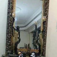 آینه کنسول و یک جفت شمعدان بلند