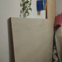 یک ورغ ملامینه از کنارش یک تیکه برش خورده فروشی