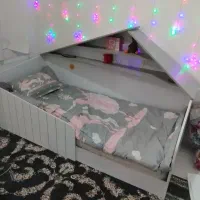 یک تخت خواب کودک مدل اشیانه ای
