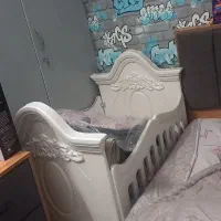 تخت کنار مادر