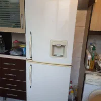 یخچال و فریزر یخساران سالم و  یک تابلو