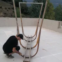 بالابر ساختمانی از ساختمان باز شده هست