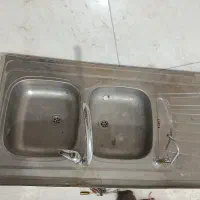 سینک همراه با شیر