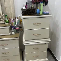 تخت و میز آرایش و پاف پایین تخت همه چی تکمیل