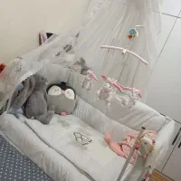 تخت کنار مادر