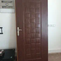 در اتاق.  در  حد نو و تمیز.  بدون خش و ضربه