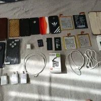 تعدادی باطری و کاور و شارژر