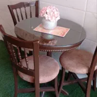 میز گرد و سه عدد صندلی نو