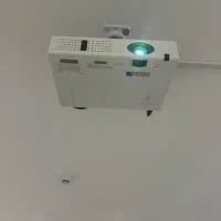 پروژکتور و پرده نمایش برقی