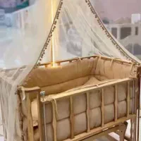 تخت کودک کنار مادر