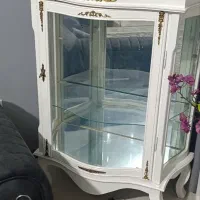 یک عدد ویترین دو طبقه سفید رنگ آینه دار