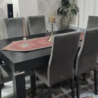 یک دست میز ناهارخوری ۶ نفره و مبل و جلو مبلی