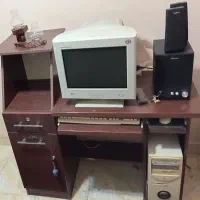 میز تحریر و کامپیوتر