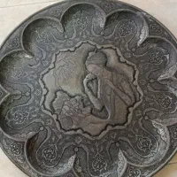 سینی قلم زنی شده دارای آویز هنر اصفهان استاد ساعی