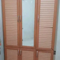 کمد چوبی، پادری، جاکفشی