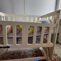 گهواره و تخت کنار مادر