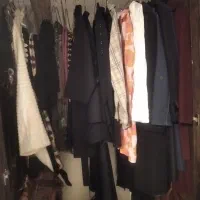 تعدادی لباس و مانتو و لگ