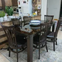 میز ناهار خوری ۶ نفره با یک عدد شیشه ۸ میل روی ان