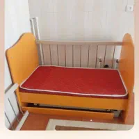 تخت خواب کودک تمیز در حد نو با تشک و محافظ کودک.