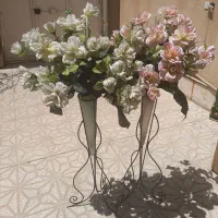 دوعدد گل و گلدان وپایه