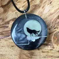 گردنبند رزینی شب تاب