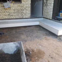به یک شاگرده سر بزیر برای کاشی کاری