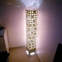 دکوری کنار سالنی یا آباژور ایستاده