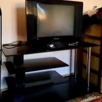 تلویزیون صفحه تخت و میز