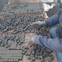 کارگر کارگاه زغال نارگیل