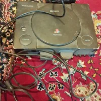 سونی ۱همراه با دو دسته سالم هست