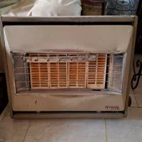 بخاری دیواری و چراغ نفتی قدیمی