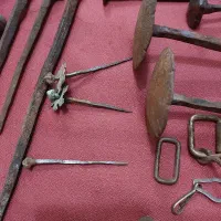 عواع فولاد قدیمی|کلکسیون اشیاء عتیقه|اصفهان, باغ فدک|دیوار
