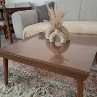 طلق شیشه ای روی میز