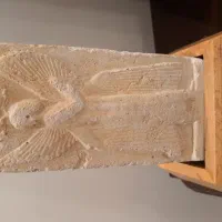 مجسمه و کتیبه ی کوروش بزرگ