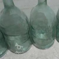 تعدادی بطری شیشه ای نیزه ای