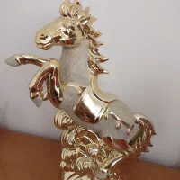 مجسمه اسب طلایی