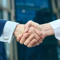 نیاز همکار خانم برای‌ ضبط ویدیویوتیب( حقوق توافقی)